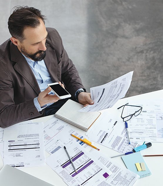 0_0000_businessman-office-talking-phone